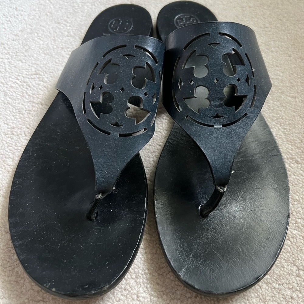 Tory Burch Navy Sandals with a laser cutout logo